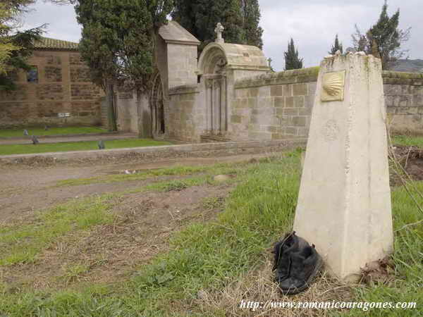 MOJÓN DEL CAMINO DE SANTIAGO ANTE EL CEMENTERIO
